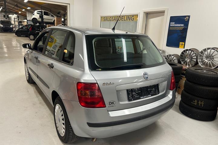 Sølv Fiat Stilo fra 2005 set udefra