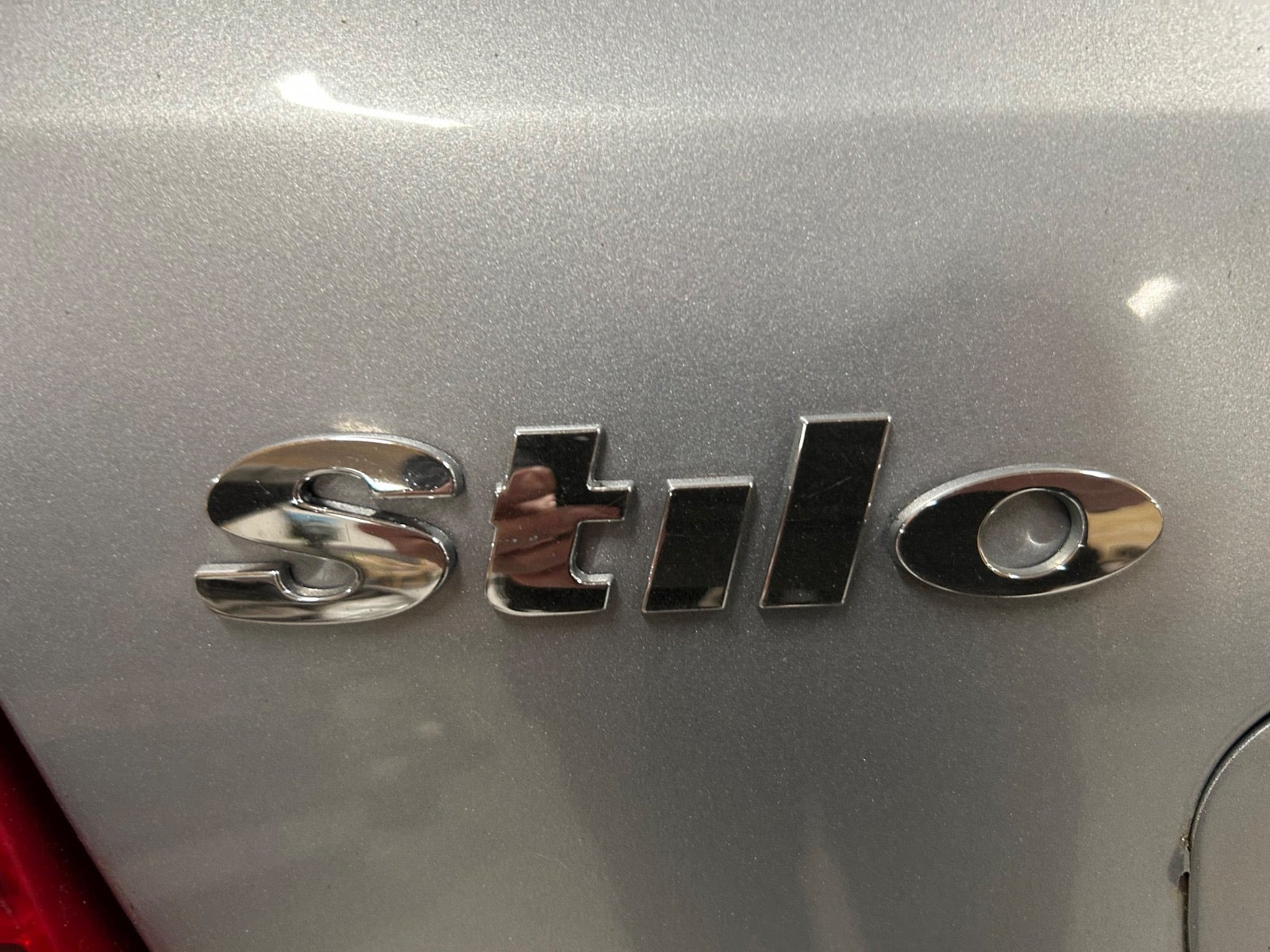 Sølv Fiat Stilo fra 2005 set udefra