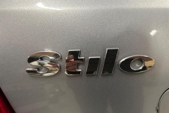 Sølv Fiat Stilo fra 2005 set udefra