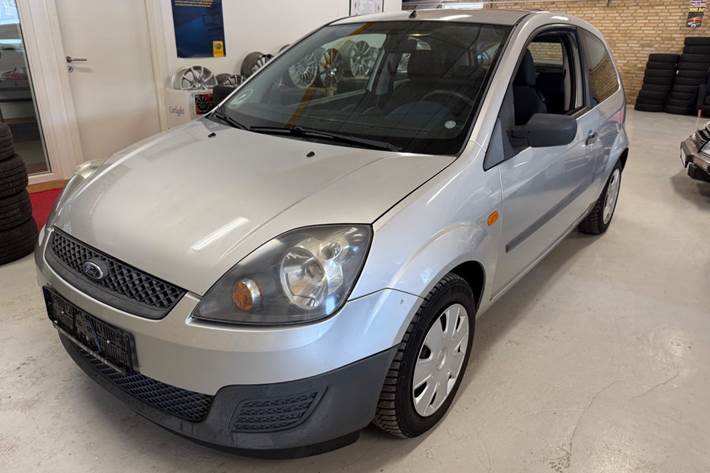 Sølv Ford Fiesta fra 2005