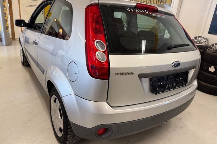 Sølv Ford Fiesta fra 2005