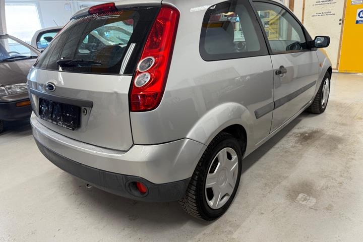 Sølv Ford Fiesta fra 2005