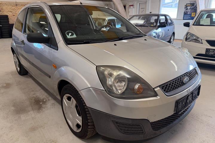 Sølv Ford Fiesta fra 2005