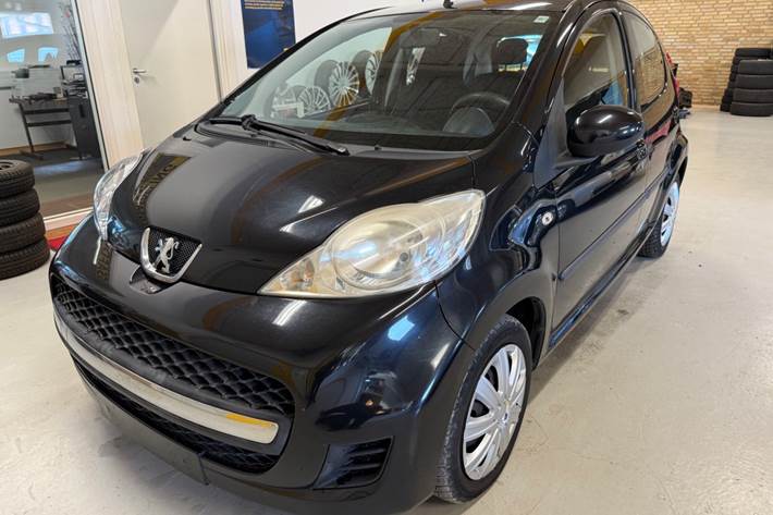 Sort Peugeot 107 fra 2010