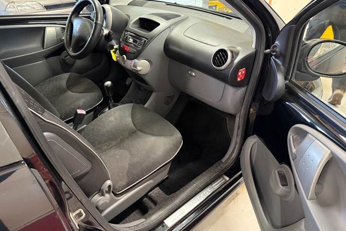 Sort Peugeot 107 fra 2010