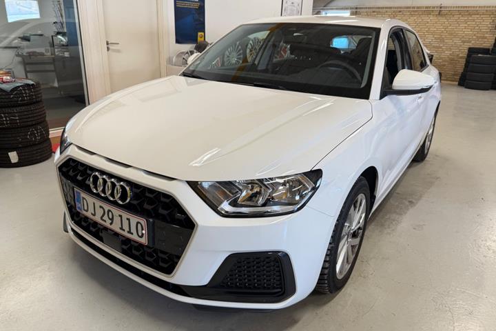 Hvid Audi A1 fra 2022 set udefra