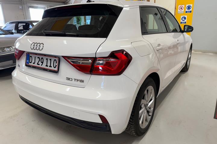Hvid Audi A1 fra 2022