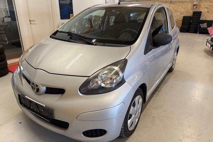 Sølv Toyota Aygo fra 2010