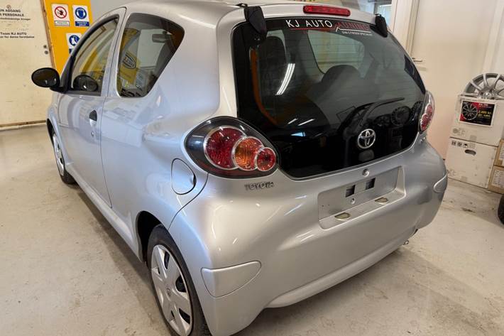Sølv Toyota Aygo fra 2010