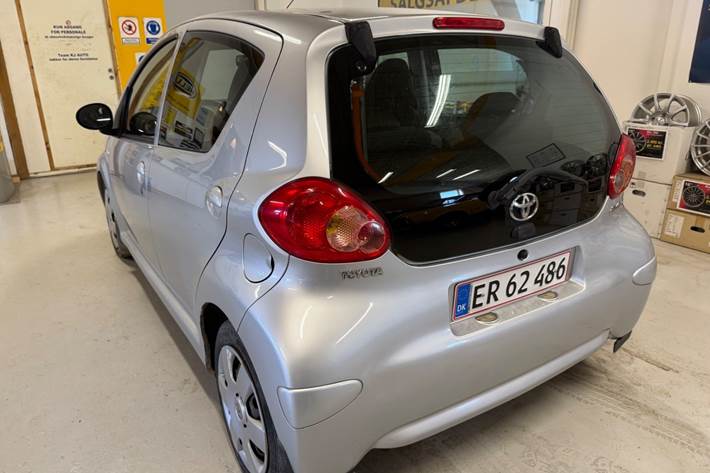 Sølv Toyota Aygo fra 2008
