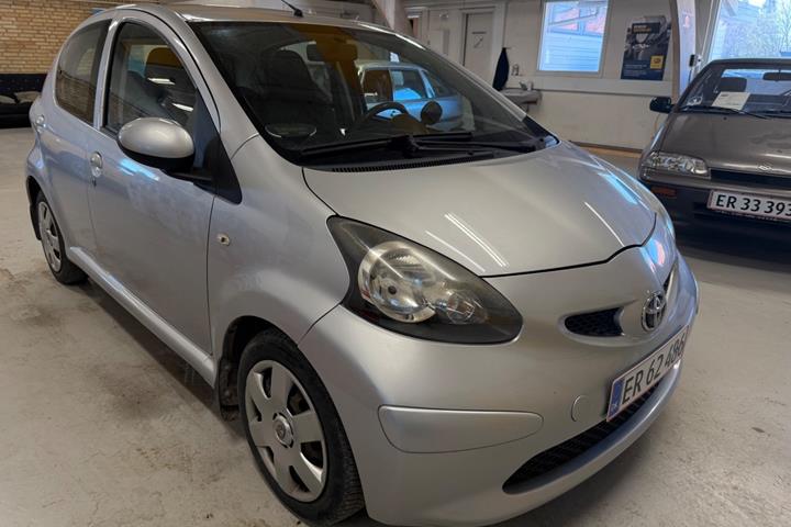 Sølv Toyota Aygo fra 2008