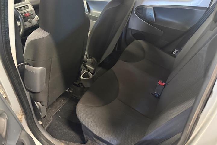 Sølv Toyota Aygo fra 2008