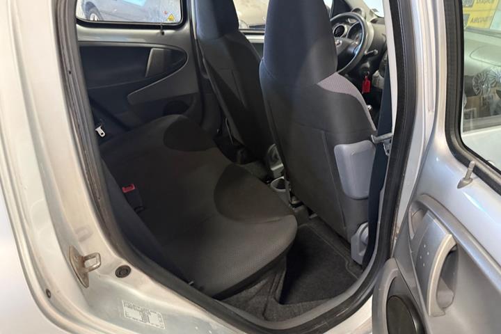 Sølv Toyota Aygo fra 2008