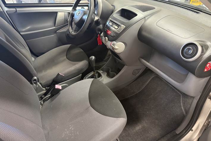 Sølv Toyota Aygo fra 2008