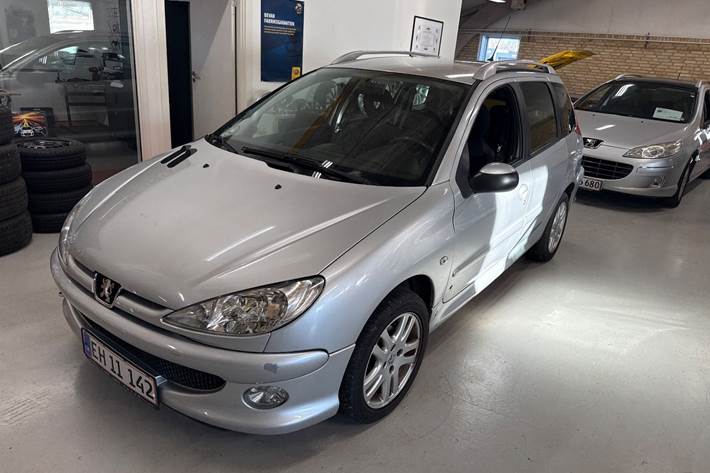 Sølv Peugeot 206 fra 2006