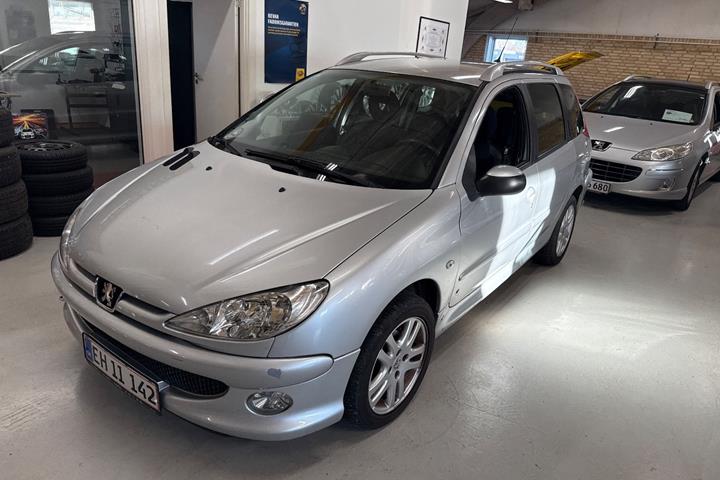 Sølv Peugeot 206 fra 2006 set udefra