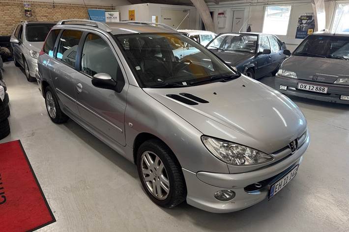Sølv Peugeot 206 fra 2006
