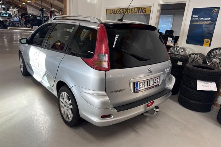 Sølv Peugeot 206 fra 2006