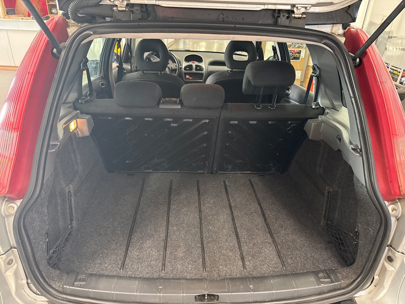 Sølv Peugeot 206 fra 2006