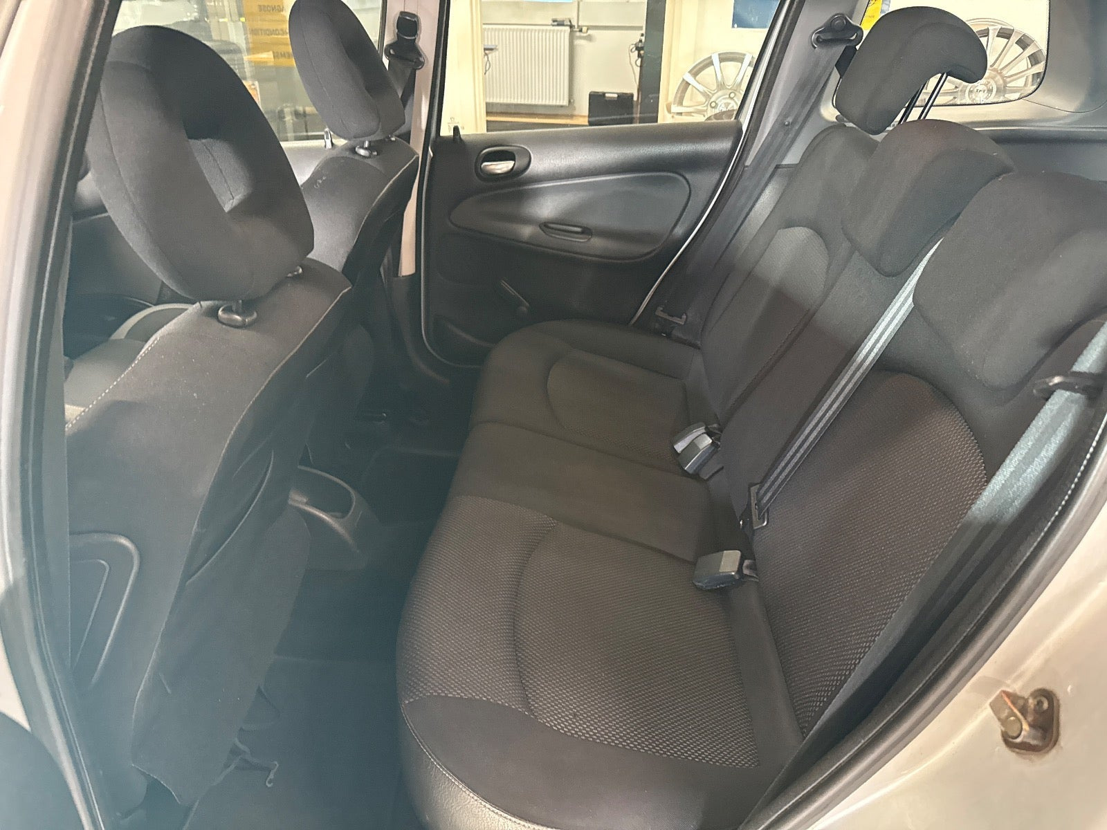 Sølv Peugeot 206 fra 2006