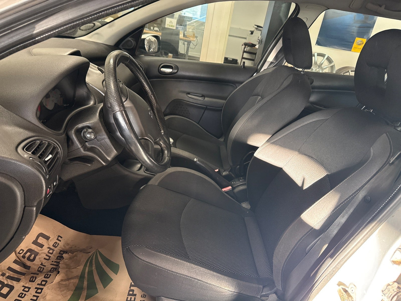 Sølv Peugeot 206 fra 2006