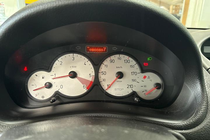 Sølv Peugeot 206 fra 2006
