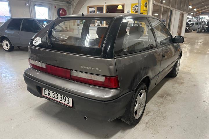 Grå Suzuki Swift fra 1994