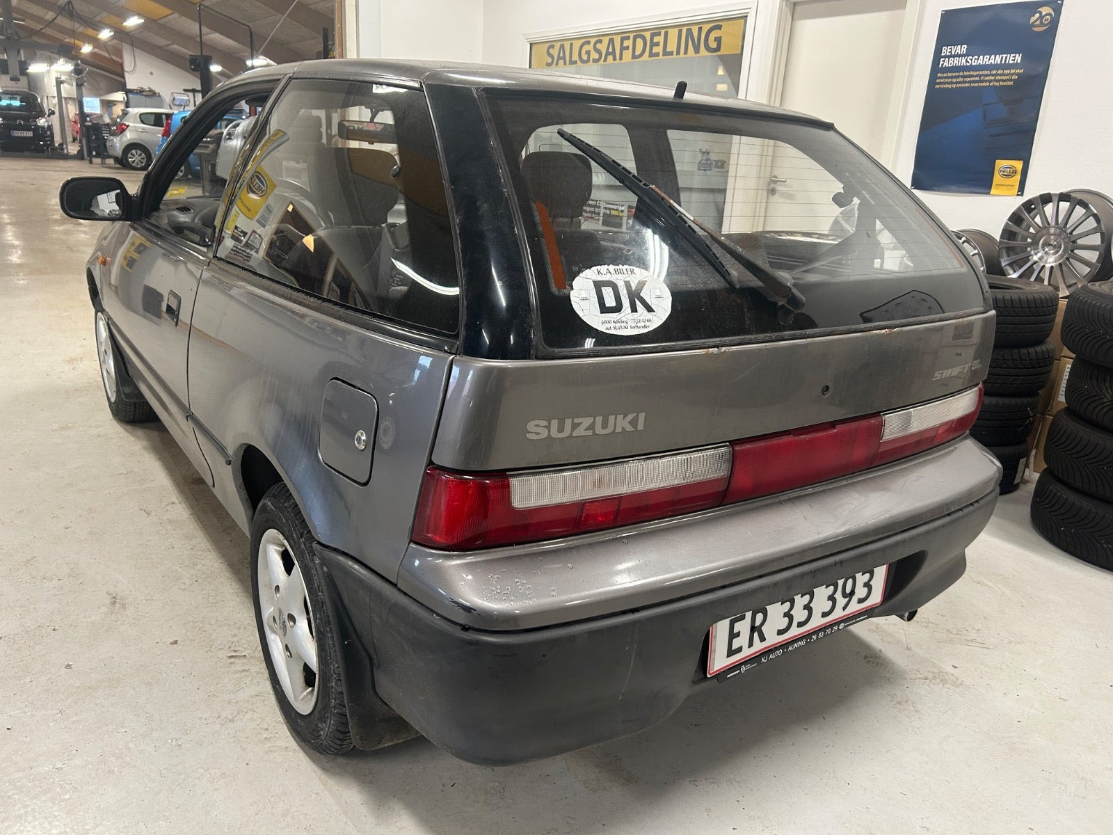 Grå Suzuki Swift fra 1994