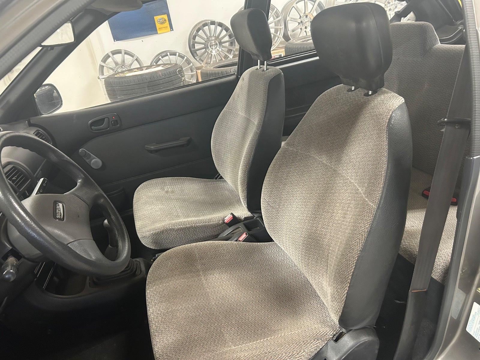 Grå Suzuki Swift fra 1994