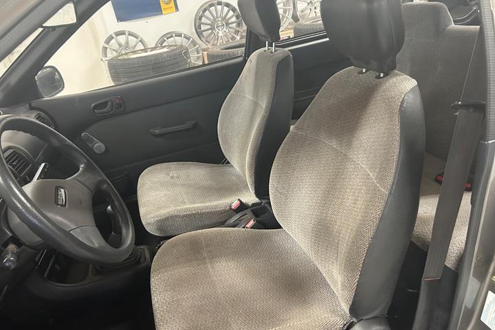 Grå Suzuki Swift fra 1994