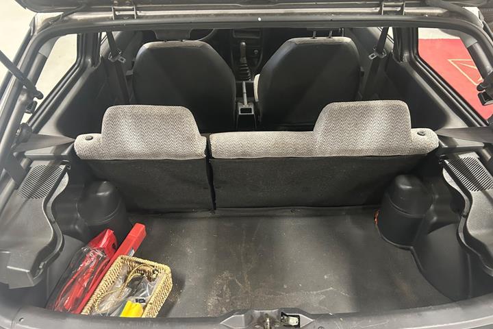 Grå Suzuki Swift fra 1994