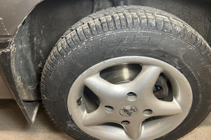 Grå Suzuki Swift fra 1994