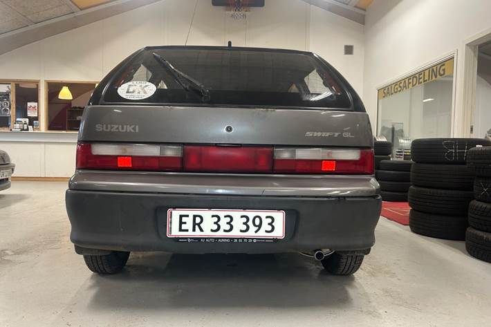 Grå Suzuki Swift fra 1994
