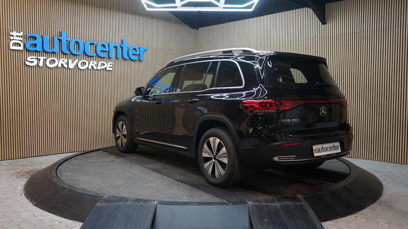 Sort Mercedes EQB250 fra 2023