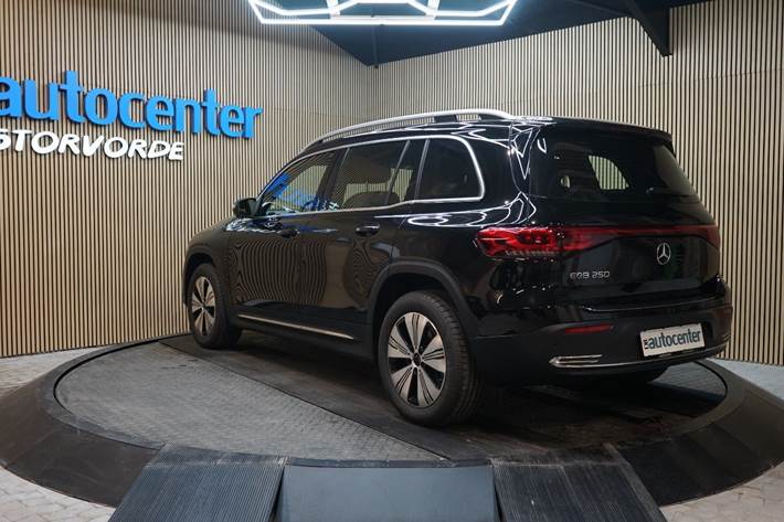 Sort Mercedes EQB250 fra 2023