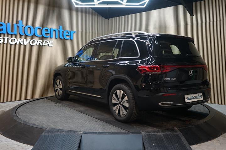 Sort Mercedes EQB250 fra 2023