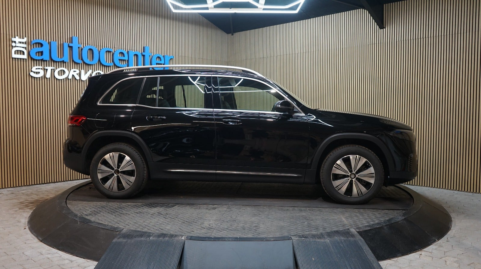 Sort Mercedes EQB250 fra 2023