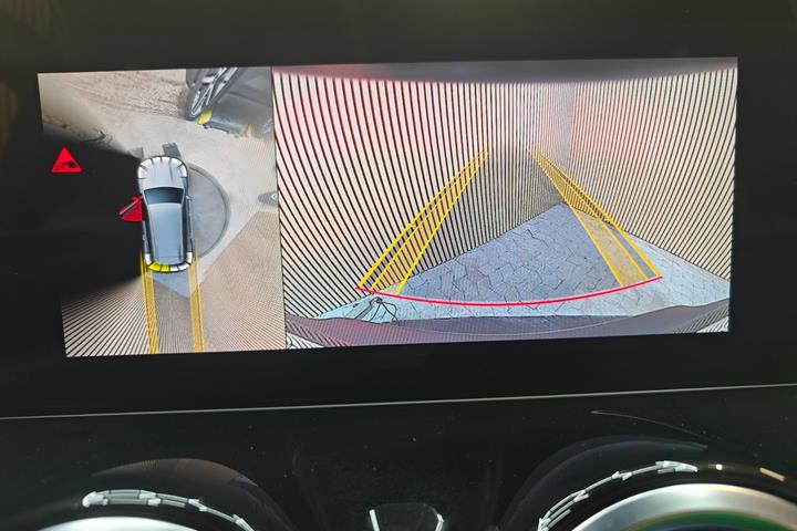 Sort Mercedes EQB250 fra 2023