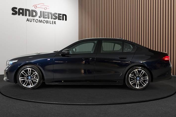 Sort BMW i5 fra 2025