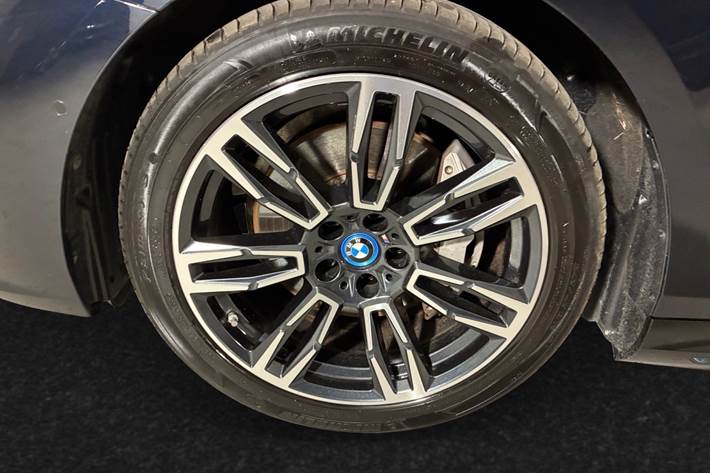 Sort BMW i5 fra 2025