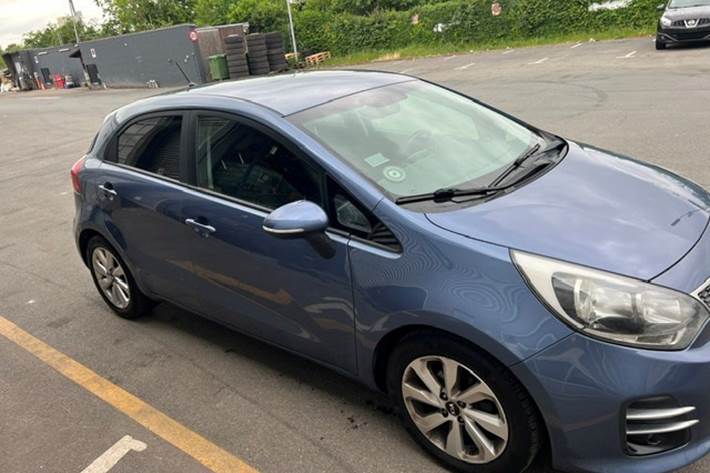 Blå Kia Rio fra 2016