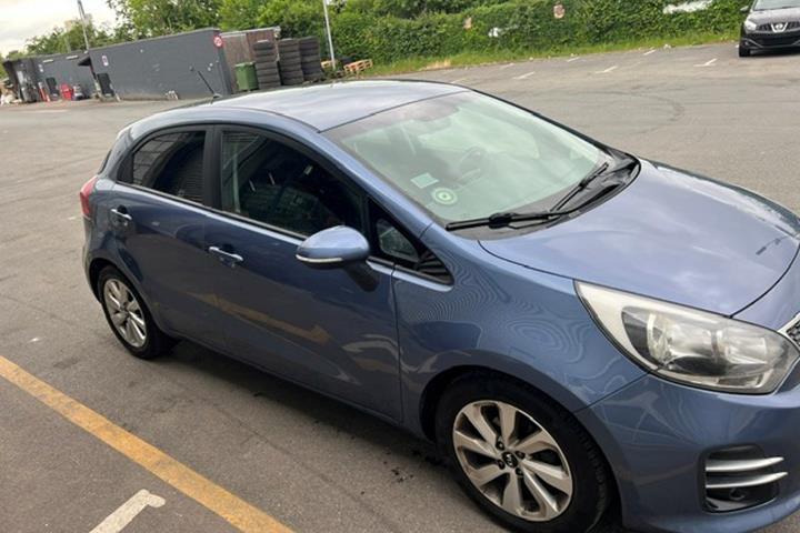 Blå Kia Rio fra 2016