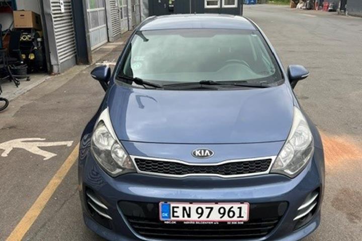 Blå Kia Rio fra 2016