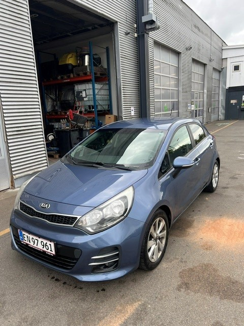 Blå Kia Rio fra 2016