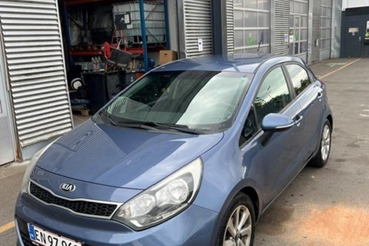 Blå Kia Rio fra 2016