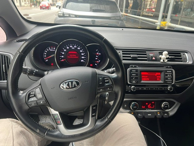 Blå Kia Rio fra 2016