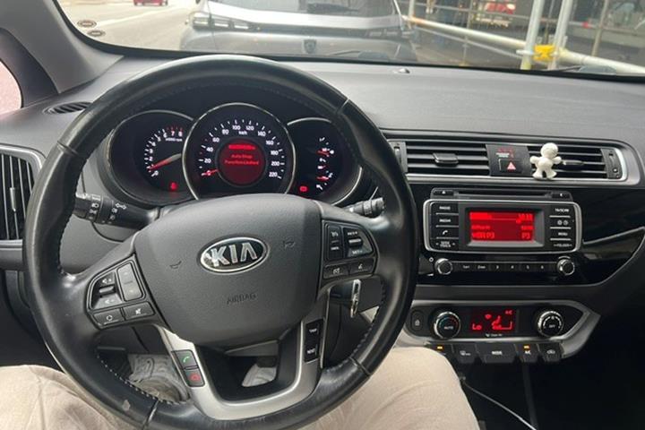 Blå Kia Rio fra 2016