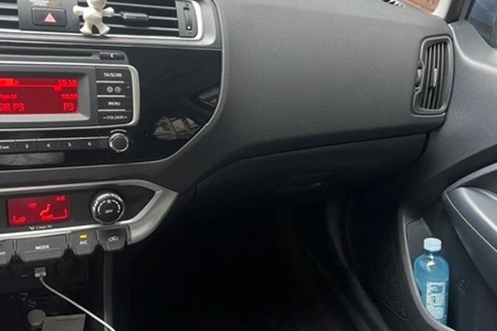 Blå Kia Rio fra 2016