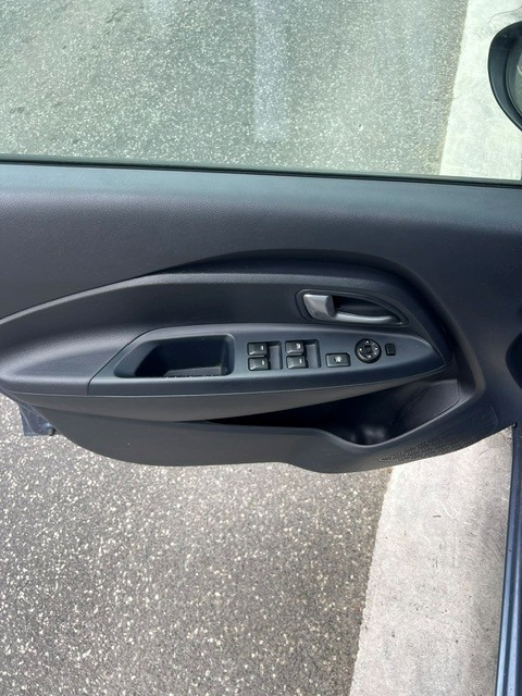 Blå Kia Rio fra 2016