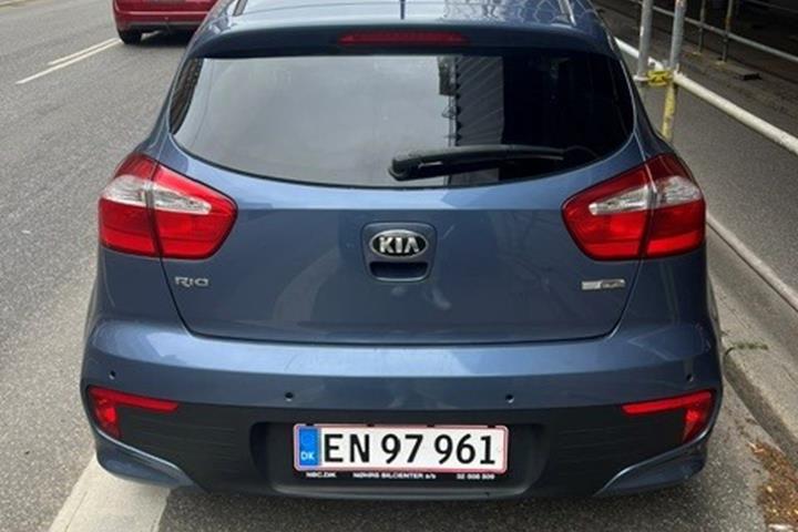Blå Kia Rio fra 2016
